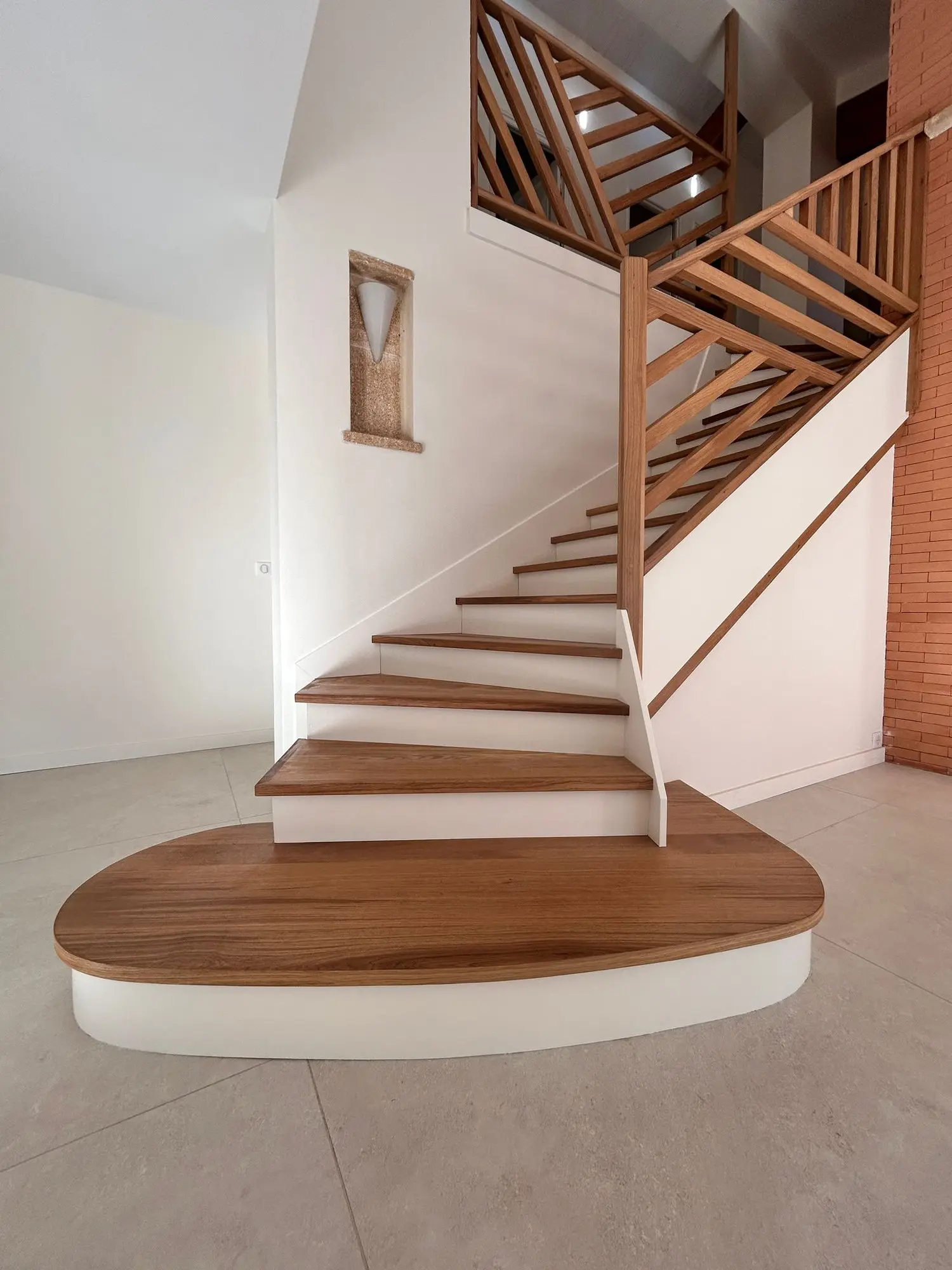 Escalier en bois sur mesure avec garde-corps, réalisé en atelier